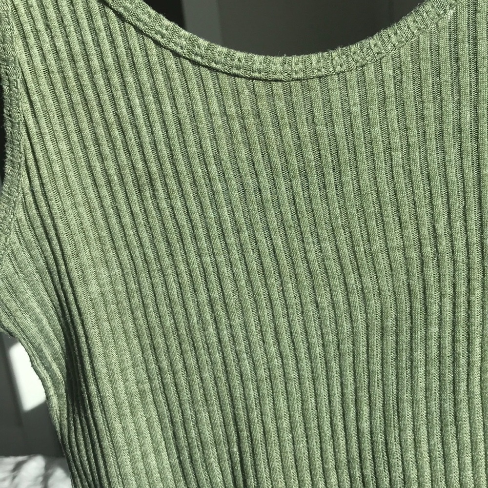 ✨ Topshop Green ribbed tank top ✨ - Picture 3 of 4